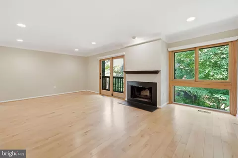 Living - 2017 Wethersfield Ct, Reston, VA 20191 photo 5 of 12