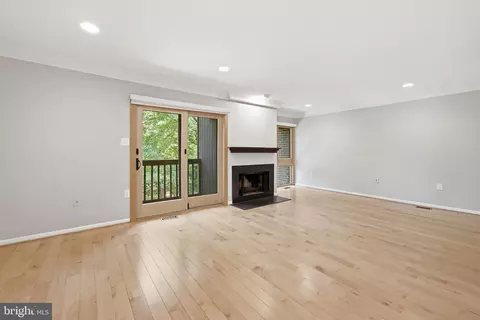 Living - 2017 Wethersfield Ct, Reston, VA 20191 photo 4 of 12