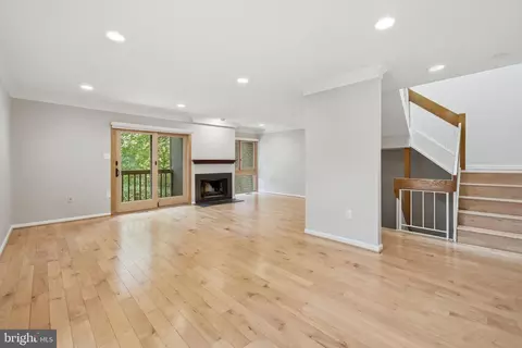 Living - 2017 Wethersfield Ct, Reston, VA 20191 photo 3 of 12