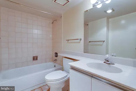 Bath - 1808 Old Meadow Rd #404, Mclean, VA 22102 photo 2 of 2