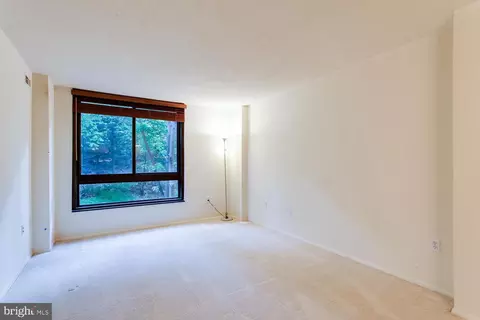 Living - 1808 Old Meadow Rd #404, Mclean, VA 22102 photo 3 of 4