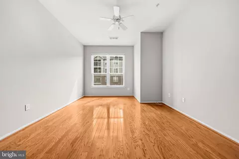 Living - 1570 Spring Gate Dr #7203, Mclean, VA 22102 photo 7 of 9