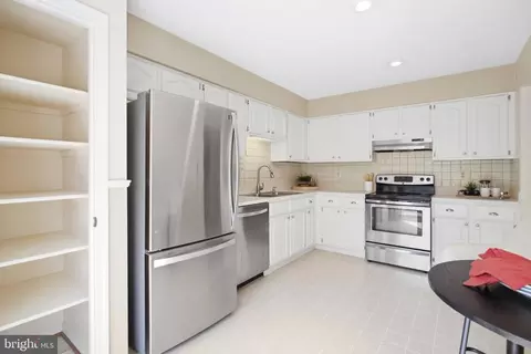Kitchen - 8111 Squirrel Run Rd, Springfield, VA 22152 photo 4 of 7