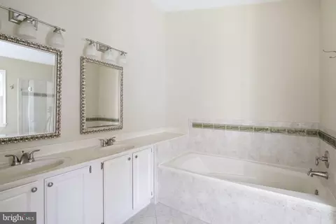 Bath - 8111 Squirrel Run Rd, Springfield, VA 22152 photo 4 of 7