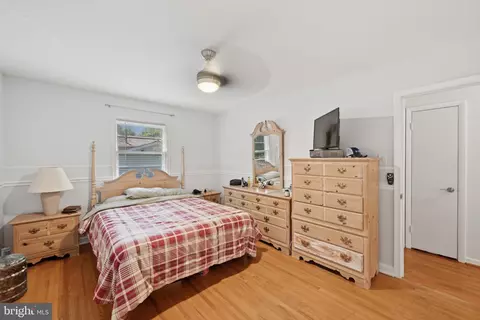 Bedroom - 6605 Holford Ln, Springfield, VA 22152 photo 4 of 9
