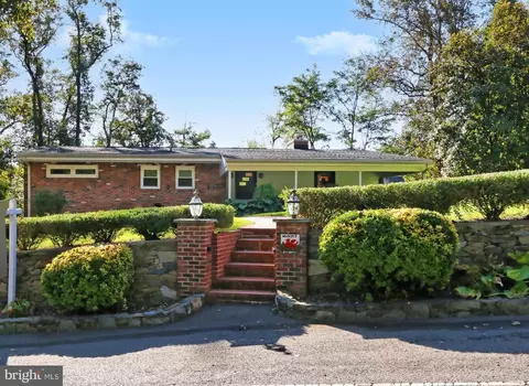 6527 Jay Miller Dr, Falls Church, VA 22041