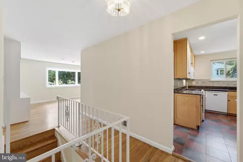 Entry Way - 5506 Ventnor Ln, Springfield, VA 22151 photo 1 of 5