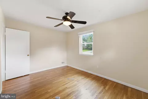 Bedroom - 5506 Ventnor Ln, Springfield, VA 22151 photo 6 of 10