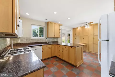 Kitchen - 5506 Ventnor Ln, Springfield, VA 22151 photo 5 of 6