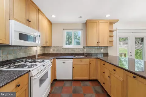 Kitchen - 5506 Ventnor Ln, Springfield, VA 22151 photo 4 of 6