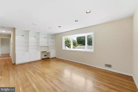Living - 5506 Ventnor Ln, Springfield, VA 22151 photo 5 of 8