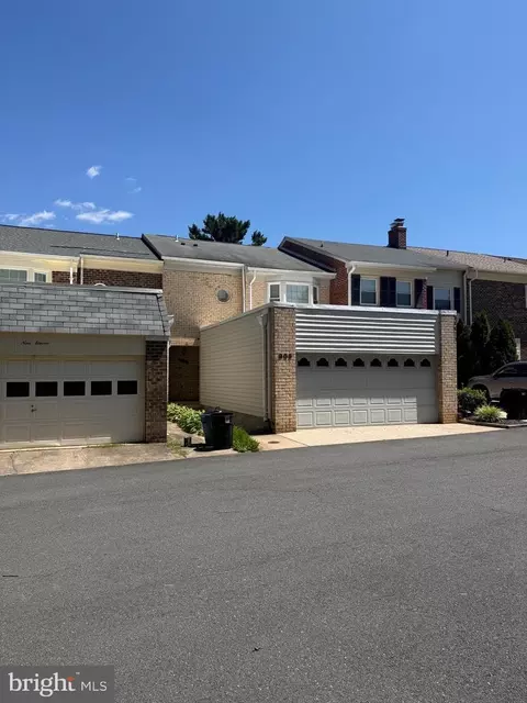 909 Moorefield Hill Grv SW, Vienna, VA 22180