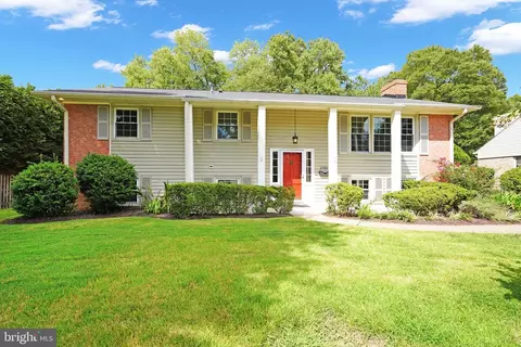 2504 Stirrup Ln, Alexandria, VA 22308