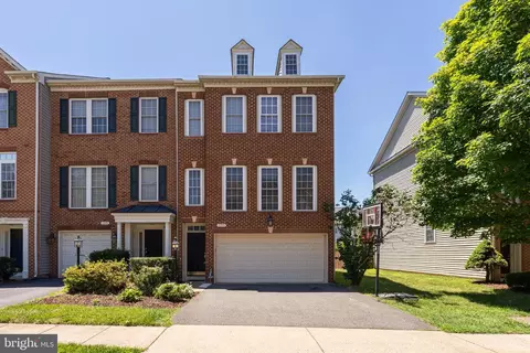 12753 Heron Ridge Dr, Fairfax, VA 22030
