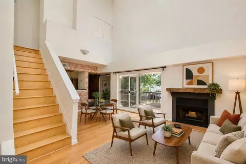 3377 Lakeside View Dr #19-2, Falls Church, VA 22041