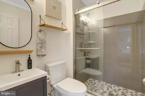Bath - 7936 Spring Forest Ct #7A, Springfield, VA 22152 photo 5 of 6