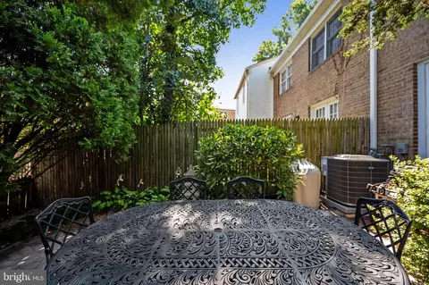 Exterior - 7384 Hallcrest Dr, Mclean, VA 22102 photo 6 of 10