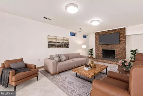 Living - 7384 Hallcrest Dr, Mclean, VA 22102 photo 4 of 6