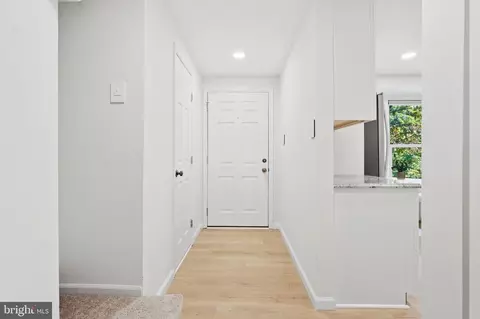 Entry Way - 11005 Barton Hill Ct, Reston, VA 20191 photo 2 of 3