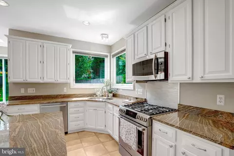 Kitchen - 8929 Mountain Ash Dr, Springfield, VA 22153 photo 8 of 9