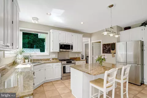 Kitchen - 8929 Mountain Ash Dr, Springfield, VA 22153 photo 4 of 9