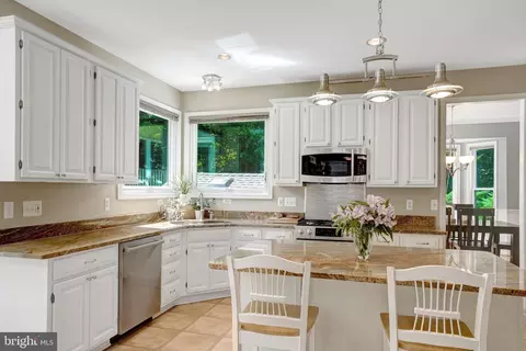 Kitchen - 8929 Mountain Ash Dr, Springfield, VA 22153 photo 5 of 9