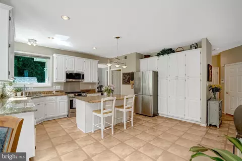 Kitchen - 8929 Mountain Ash Dr, Springfield, VA 22153 photo 3 of 9