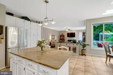 Kitchen - 8929 Mountain Ash Dr, Springfield, VA 22153 photo 6 of 9