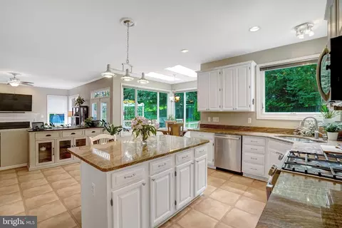 Kitchen - 8929 Mountain Ash Dr, Springfield, VA 22153 photo 7 of 9