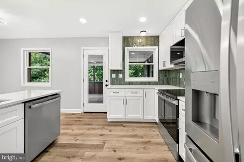 Kitchen - 4016 Mapleton Dr, Chantilly, VA 20151 photo 4 of 5