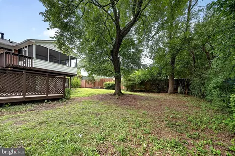 Exterior - 4016 Mapleton Dr, Chantilly, VA 20151 photo 7 of 17
