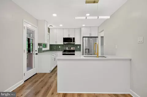 Kitchen - 4016 Mapleton Dr, Chantilly, VA 20151 photo 2 of 5