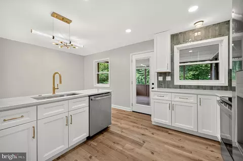 Kitchen - 4016 Mapleton Dr, Chantilly, VA 20151 photo 5 of 5