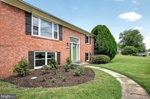 Exterior - 4016 Mapleton Dr, Chantilly, VA 20151 photo 9 of 17