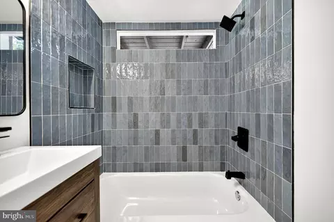 Bath - 4016 Mapleton Dr, Chantilly, VA 20151 photo 4 of 4