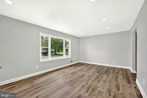 Living - 4016 Mapleton Dr, Chantilly, VA 20151 photo 5 of 8