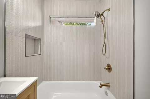 Bath - 4016 Mapleton Dr, Chantilly, VA 20151 photo 2 of 4