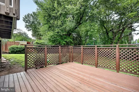 Exterior - 4016 Mapleton Dr, Chantilly, VA 20151 photo 10 of 17