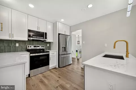 Kitchen - 4016 Mapleton Dr, Chantilly, VA 20151 photo 3 of 5