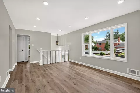 Living - 4016 Mapleton Dr, Chantilly, VA 20151 photo 8 of 8