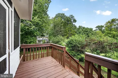 Exterior - 4016 Mapleton Dr, Chantilly, VA 20151 photo 11 of 17