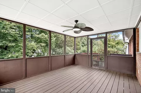 Exterior - 4016 Mapleton Dr, Chantilly, VA 20151 photo 15 of 17