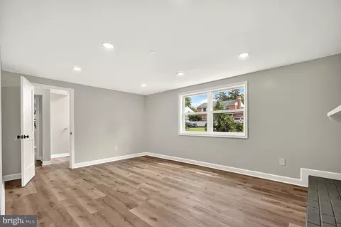 Living - 4016 Mapleton Dr, Chantilly, VA 20151 photo 3 of 8