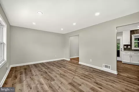 Living - 4016 Mapleton Dr, Chantilly, VA 20151 photo 6 of 8
