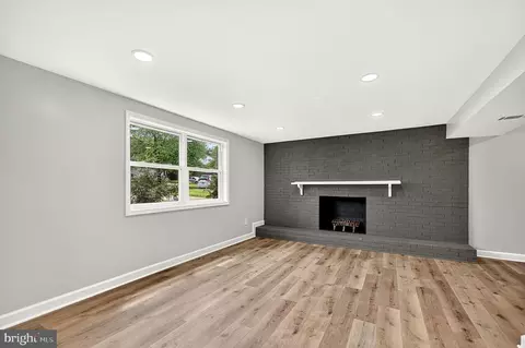 Living - 4016 Mapleton Dr, Chantilly, VA 20151 photo 1 of 8