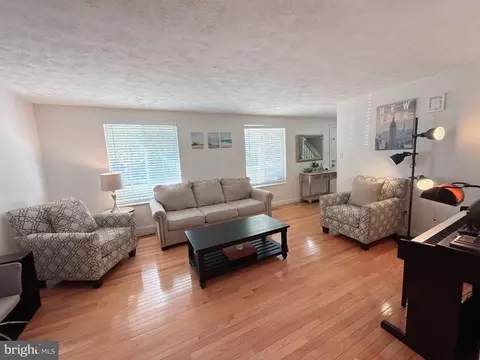 Living - 5731 Heming Ave, Springfield, VA 22151 photo 2 of 3