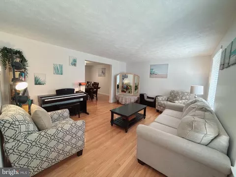 Living - 5731 Heming Ave, Springfield, VA 22151 photo 1 of 3
