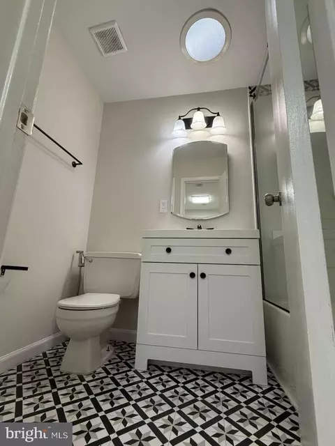 Bath - 8008 Carbondale Way, Springfield, VA 22153 photo 4 of 8
