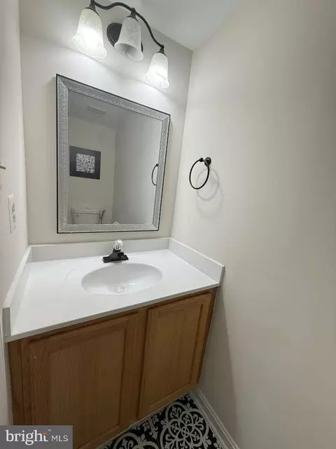 Bath - 8008 Carbondale Way, Springfield, VA 22153 photo 7 of 8