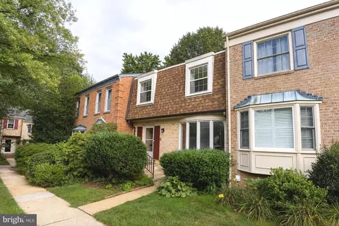 6611 Rosecroft Pl, Falls Church, VA 22043